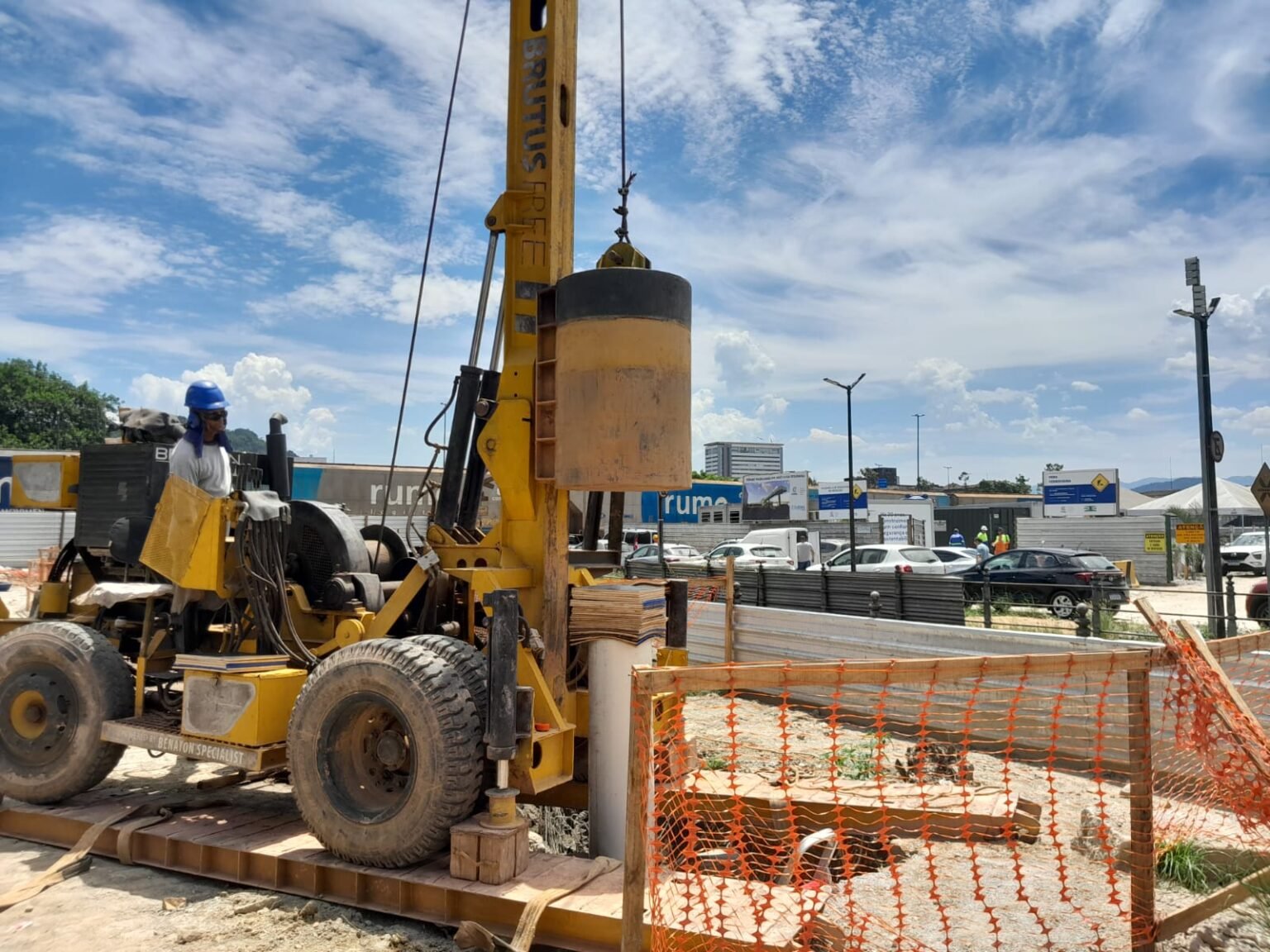 Equipamento BRUTUS da Benaton em operação durante ensaio de fundações
