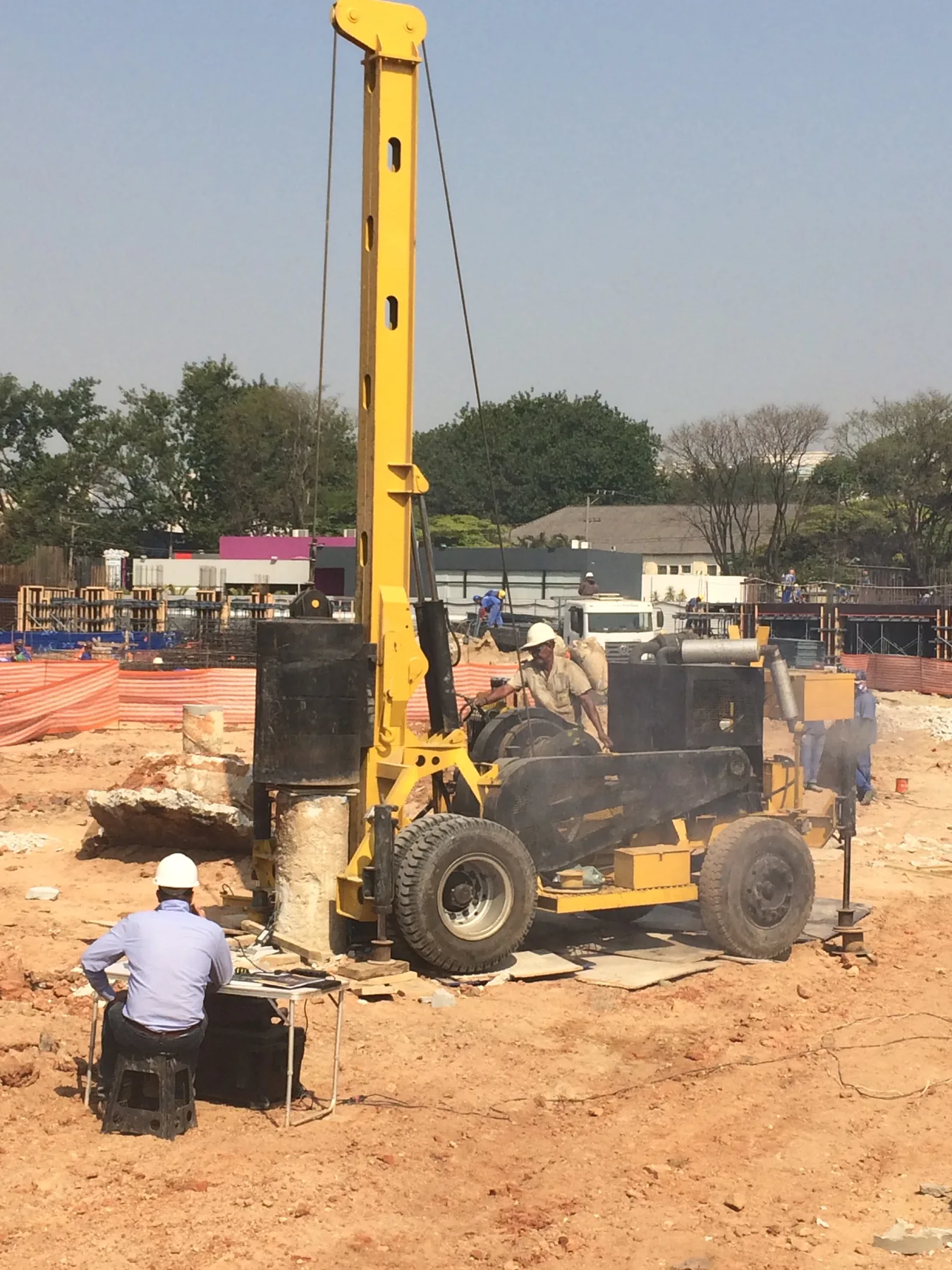 Equipamento de fundações em operação