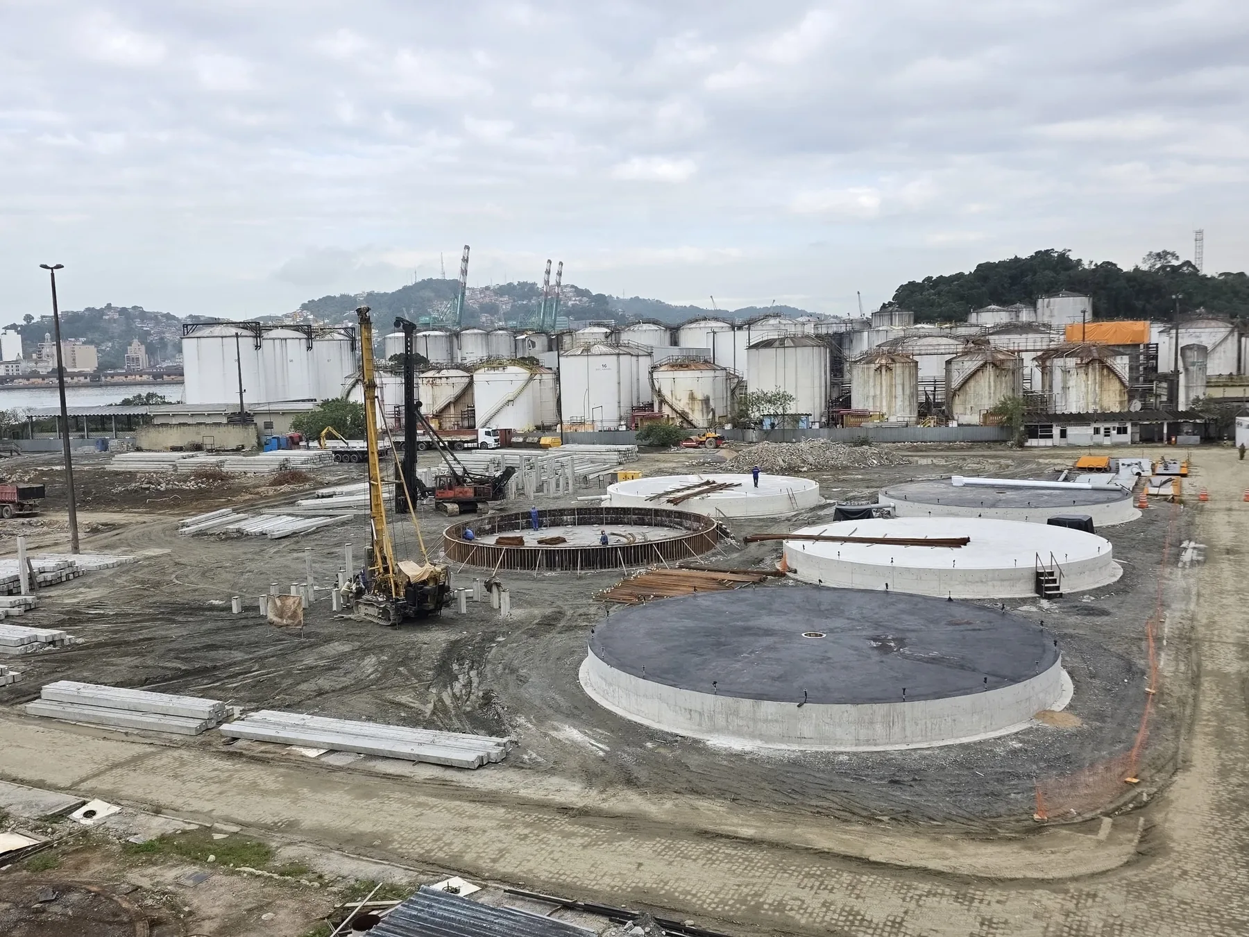 Visão geral de fundações em obra industrial